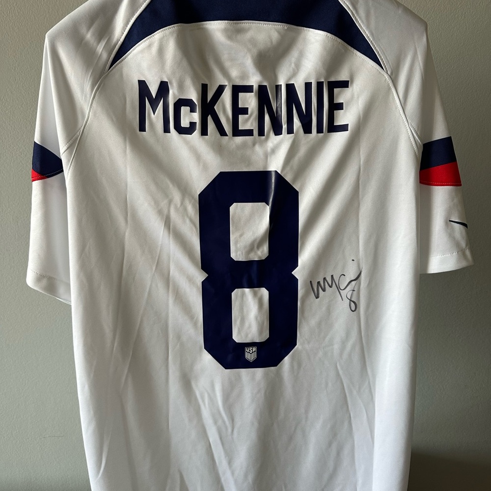 Nike Men's White and Blue USA Soccer Jersey autographed - Picture 2 of 5